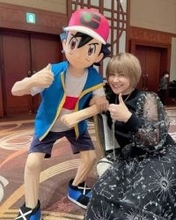 「サトシ！観戦だ！」ピカチュウ＆ビール片手にハマスタ降臨の声優・松本梨香に「勝利の女神ですね」「タオルもお似合いです」