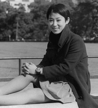 〝元祖ホットパンツの女王〟小川知子「目が覚めるような赤」77歳の近影に「体型維持は素晴らしい」「毎日異なる服のファッションショー」の声