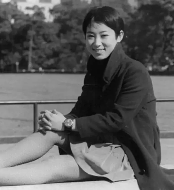〝元祖ホットパンツの女王〟小川知子「目が覚めるような赤」77歳の近影に「体型維持は素晴らしい」「毎日異なる服のファッションショー」の声