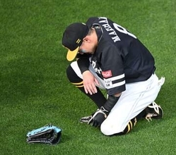 ソフトバンク牧原大成がアクシデントで途中交代　守備で左手首痛めたか