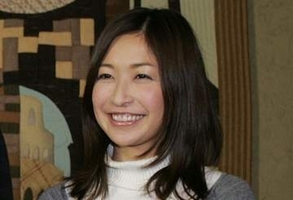 「はじめての〜」CMブレイクから24年…45歳小野真弓〝虹色ビキニで大はしゃぎ〟ショットに「お腹締まってる」「20代の頃と変わらない」の声