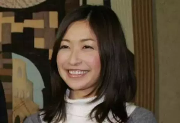「はじめての〜」CMブレイクから24年…45歳小野真弓〝虹色ビキニで大はしゃぎ〟ショットに「お腹締まってる」「20代の頃と変わらない」の声