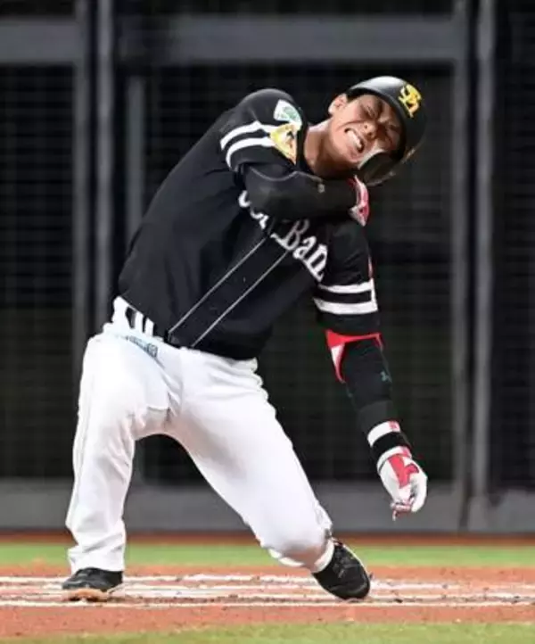 ソフトバンク今宮健太にアクシデント　左肩付近に死球直撃で途中交代