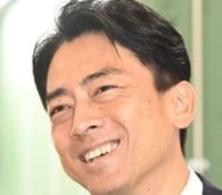 父はともに元総理大臣！〝ガッチリ握手〟小泉進次郎防衛大臣の2ショットが話題「お父さんはマメな仕事をする総理だった」「お父様の代からの付き合いはあるのだろうけど…」