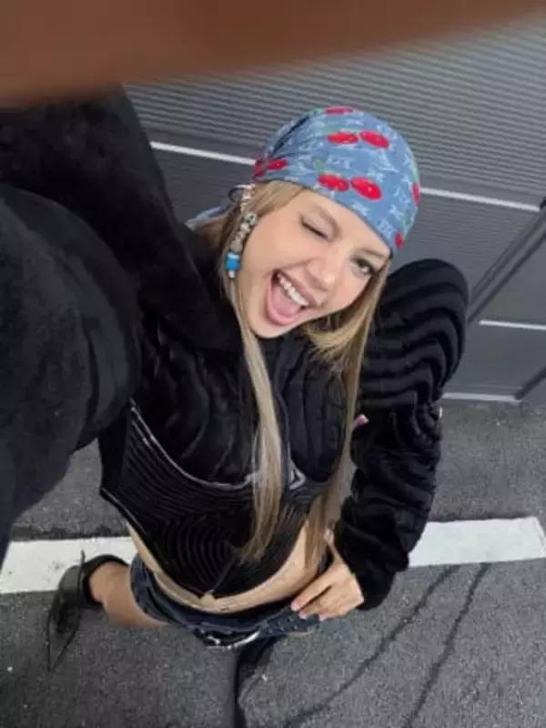 〝全身透け透け〟に〝チラ見えタトゥー〟BLACKPINK・LISA〝衝撃〟ショットに「直視できません」「見えてるけどいいの?」「息をのむような美しさ」の声