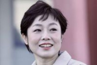 「またやらかしたのかと…」3年前には階段踏み外し…有働由美子〝ドヤ顔病床ショット〟ドラマオフショットに「騙されました〜」「リアル過ぎます」の声