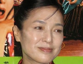 ステージ4リンパ癌から生還の夫抱きしめ…桃井かおり〝密着夫婦ショット〟に「愛の勝利だと感動しております」「ずっと笑顔で仲良くいてください」の声