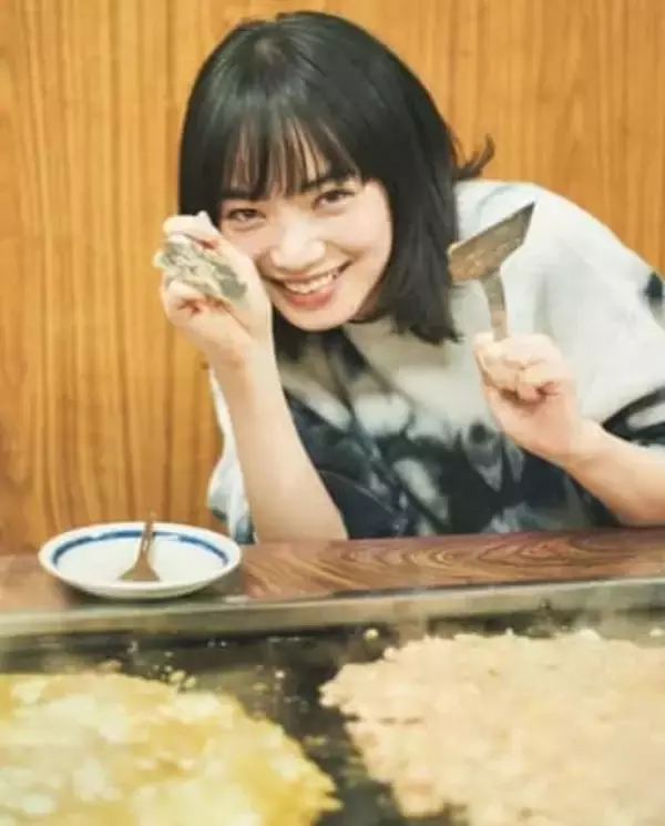 「本当に出産後⁈」〝変幻自在〟小松菜奈の最新ショットに「衝撃の腹の薄さ!」「奇抜なポーズ似合うよな…美しすぎる…」「かっっっこよすぎる!」の声