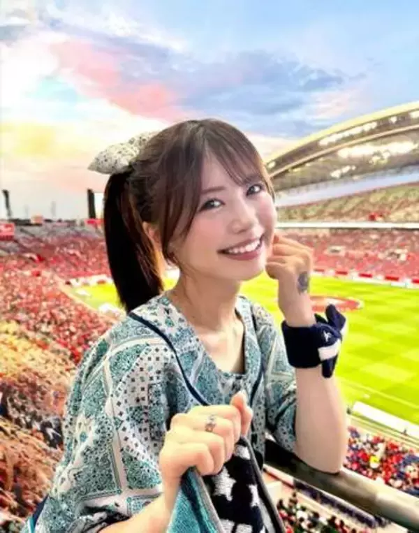 「どっちにするー」〝特大スイカとパイン〟ショット！アビ熱烈サポで元ミス中央…加藤愛梨に「どっちか選べって」「小悪魔すぎるでしょ」反響続出