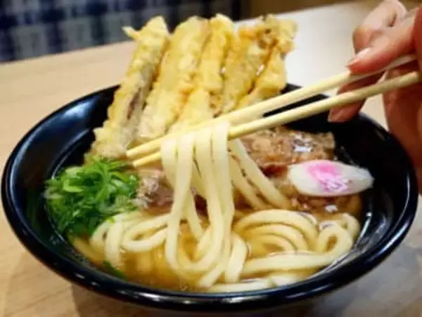 「木になってる…！」資さんうどん〝クリスマスツリー〟うどんが話題「センス良すぎ！」「これやりたい！」「さらっとごぼ天もアピール」