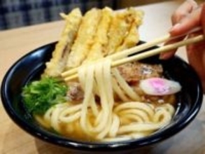 「木になってる…！」資さんうどん〝クリスマスツリー〟うどんが話題「センス良すぎ！」「これやりたい！」「さらっとごぼ天もアピール」