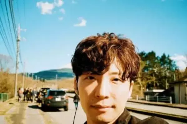 「お2人の自然な笑顔嬉しい」星野源〝プライベート韓国旅行〟満喫姿に「おいしいものを知ってそうなお友達ですね」と人気俳優との2Sに反響