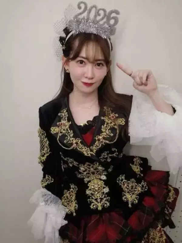 シチリアで大胆透けキャミドレス姿、38歳・小嶋陽菜に反響「街の雰囲気に合ってますね」「ええっ、羨ましすぎる…」