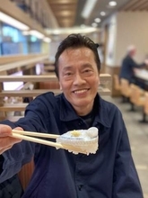 「おもろい、ズルい」「ツッコミ所が多すぎる」遠藤憲一〝可愛すぎ〟開脚姿に「新たなネットミームの予感…」