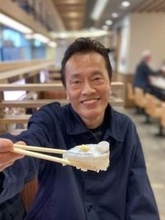 「おもろい、ズルい」「ツッコミ所が多すぎる」遠藤憲一〝可愛すぎ〟開脚姿に「新たなネットミームの予感…」