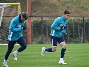 激動のチーム始動日「自分がコントロールできる部分は何だろうと問いかけたい」J1アビスパの奈良竜樹、練習後の円陣でチームに語る