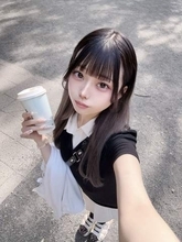 「栄養が偏りすぎてる子」と自己紹介…〝意味深な視線〟振り向きショット・本野しおりに反響「その偏りがいい」「洗濯板という比喩が正しかった」