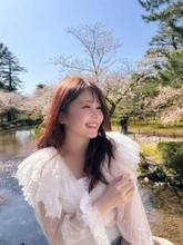 「誰と行ったの？」ぴったりノースリーブ〝野球観戦ショット〟に反響！人気モデル・久間田琳加が神宮球場売店に現れ…「絵になるな〜」「ここまで野球好きになるとは」の声