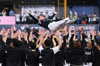 「ベテラン選手たちは休みたいと思うでしょうが」「今年は新たなルールもある」ソフトバンク小久保裕紀監督、V3達成直後にナインにハッパ
