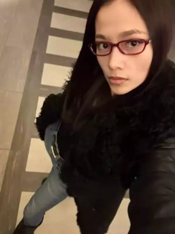 名優の父の事務所移籍…〝大胆ビッグTシャツ姿〟の草刈麻有に反響「浮いてるように見えます！」「お父さんにもお母様にも似てますね」