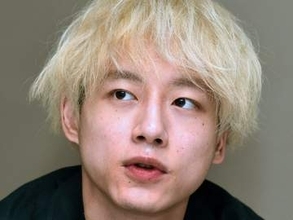 「痩せた？」「ここまで別人に…」坂口健太郎〝35歳の最新ショット〟に「え、え、え！なにこれ！」「いいねぇこの不健康の猫背…」