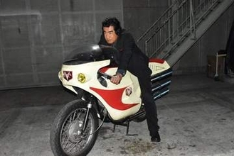 「80歳でこの毛量は凄いな！」傘寿の現役ヒーロー藤岡弘、が22歳息子と〝W変身ポーズ〟「これが世襲制か…」「息子さん大き過ぎますね」の声