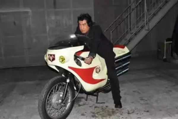 「80歳でこの毛量は凄いな！」傘寿の現役ヒーロー藤岡弘、が22歳息子と〝W変身ポーズ〟「これが世襲制か…」「息子さん大き過ぎますね」の声