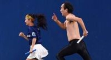 「ケガなくて奇跡」転倒⇒顔面強打からの…恒例ハマスタリレー対決で大事件！DeNAチア〝衝撃シーン〟に「危な！」「身体能力ハンパない」反響続々