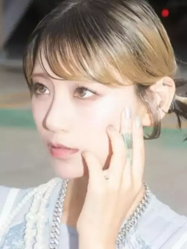 「胸になんか刺さってる」人気レイヤー〝挑発ショット〟に反響「最高すぎる」「エェグ」「毛細血管いっぱい詰まってるから好き」