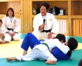「柔道の幅と深み味わって」五輪2連覇の谷本歩実さんが北九州市で柔道教室