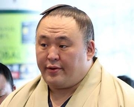 「なぜ！？」体を小さく…179キロ玉鷲〝挟まってる姿〟に「かわいい」「どうやって入った」の声　大相撲パリ公演のオフショットが話題