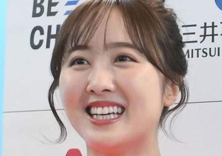 「なかなか奇抜ですね」前はスケスケ＆後ろはガラ空き…本田望結のコーデに「どこに向かっているのか…」「おっきくなったね」