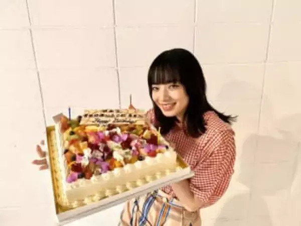 「知らない間に…びっくり」「お顔が…」夫は年上の人気俳優…〝激変〟1児のママ・小松菜奈の姿に「本当にかっこいい」「なんでも似合う」の声