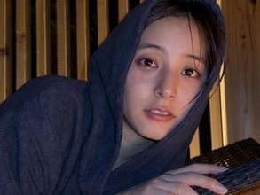 「新婚ぽい写真」新木優子、水着でナイトプール報告〝最後の1枚〟にネット注目！夫は元Hey! Say! JUMP元メンバー…「結婚指輪かな？！」