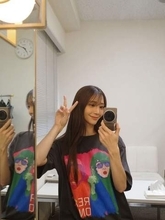 〝9頭身〟K1ヴィーナス、女優転身の斎藤恭代、窓際で〝脱ぎかけ〟ショットに「ちょとやせた?」「惹きつけられるね」