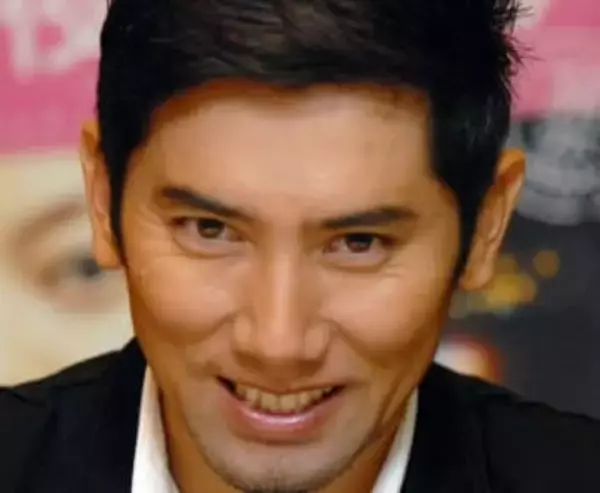 「えっ⁉」「モッくんに也哉子さん」〝華麗なる一族〟UTA、両親と横並びレアショットに「凄いメンバー」「UTAの顔小さい」「還暦なんて信じられない」反響続々