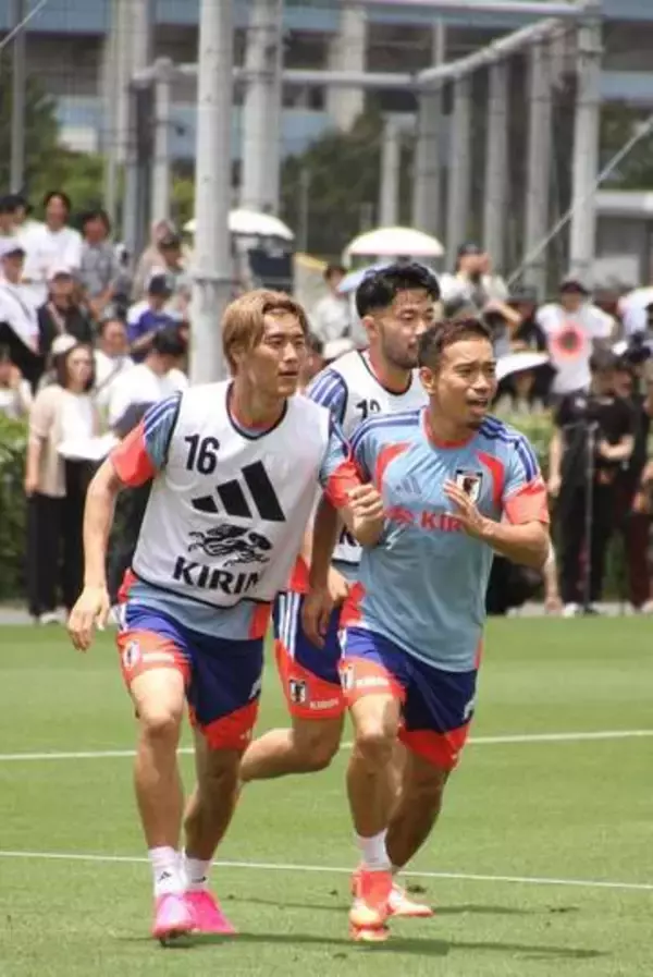 サッカー日本代表が北中米3カ国W杯へ国内合宿で始動、長友佑都らが調整　平日スタートも大勢のファンが熱視線