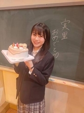 「しなやかな腰つきに目が…」18歳ミスマガ・冨永実里〝水着でベッドにダイブ〟ショットに衝撃「腹筋素晴らしい」「日焼けあと…」「これが正統派ヒロインの素の魅力」