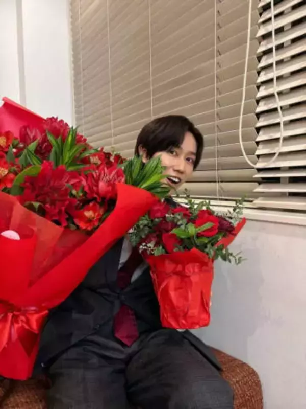 「なんていい写真なんや！」Snow Man〝エレベーターぎゅうぎゅう詰め〟自撮り写真に反響「9人9色の表情。阿部ちゃんだから撮れる！」