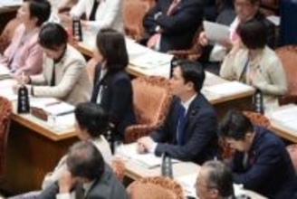 「あの後ろの人だれ？」国会中継に映り込む女性議員にSNS騒然！「あそこに座らせると質問者に目がいかなくなる」の声