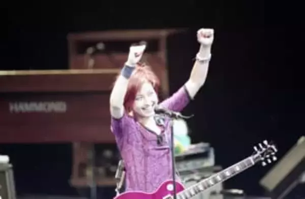 元プリプリ岸谷香が泥酔!?　昔の歌唱に大笑い姿に「早くもベストショットだね」「本物が本物見て楽しんでる」の声