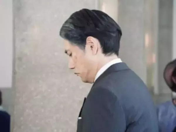 「別人レベル!!」団子を凝視する同じ構図なのに…虎に翼と最新ドラマ〝松山ケンイチ大変貌〟ショットに反響「天才かな....」