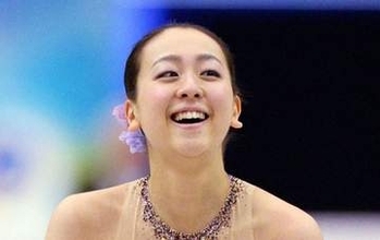 「随分雰囲気が…」電撃引退から9年…浅田真央さんの近影に騒然「え?もう35歳なの⁉」「あの真央ちゃんがすっかり…」「淡い色似合うな〜」