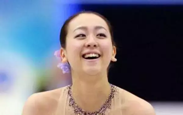 「随分雰囲気が…」電撃引退から9年…浅田真央さんの近影に騒然「え?もう35歳なの⁉」「あの真央ちゃんがすっかり…」「淡い色似合うな〜」
