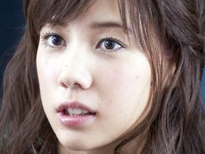 「未来から来た人…」「ロックすぎ」仲里依紗〝仰天コーデ〟テレビ出演姿に騒然「あの服は何なの⁉」「ビジュが爆漏れ」「服賑やかすぎ笑った」