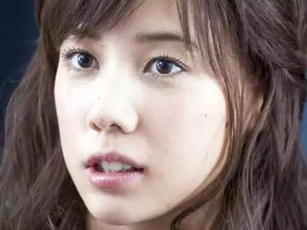 「未来から来た人…」「ロックすぎ」仲里依紗〝仰天コーデ〟テレビ出演姿に騒然「あの服は何なの⁉」「ビジュが爆漏れ」「服賑やかすぎ笑った」