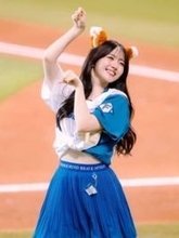 「結婚式みたい。やけるわ〜」鈴木愛理〝キュンキュン〟ドレス姿に反響「わわわ最高」「海外ドラマみたい」