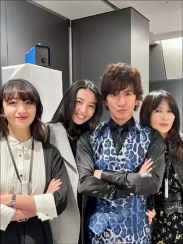 木村拓哉〝自宅ショット〟公開し大反響！「行ってくるね」と言葉を残すプライベート姿に「当たり前だけど豪邸」「家族一筋って素敵」