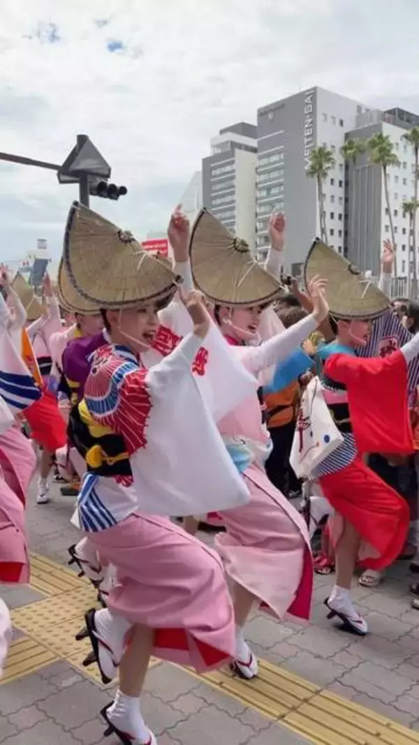 「な、なんで?!」「まさか踊りに出てるとは」阿波おどり参加の女優に「只者では無いオーラ」「ビックリ」驚きの声！地元番組からも取材受けるさとう珠緒に熱視線