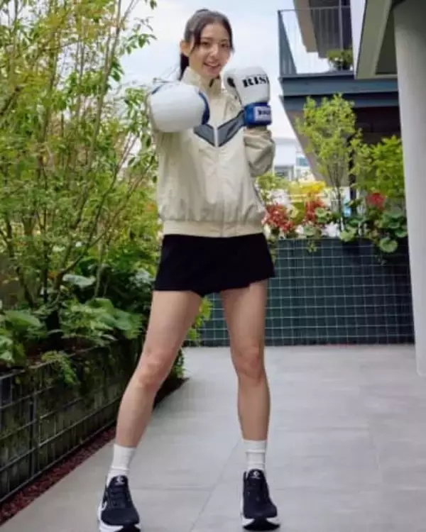 「ドキッ」「少女がすっかり大人の女性に」30歳格闘家女優の宮原華音〝雰囲気がらり〟大胆チャレンジショットに反響続々